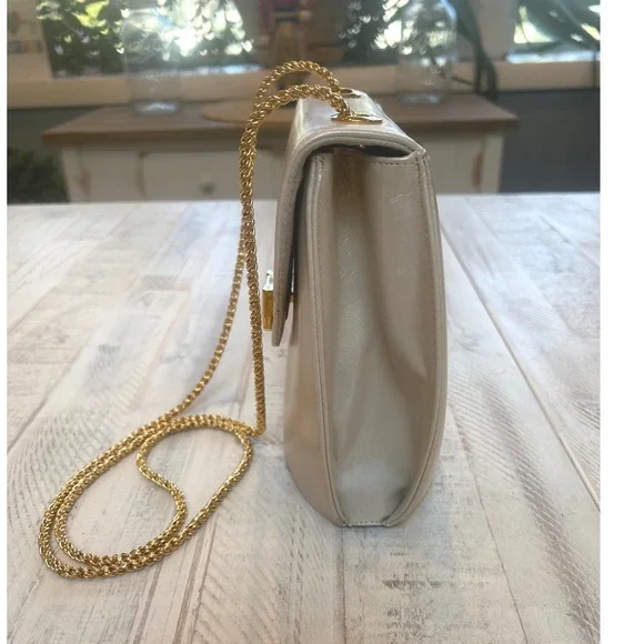 A vintage Frenchy of California cream leather shoulder bag with gold chain. - Picture 5 of 10